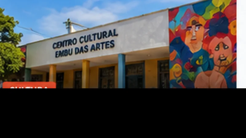 Fachada do Centro Cultural de Embu das Artes com murais coloridos