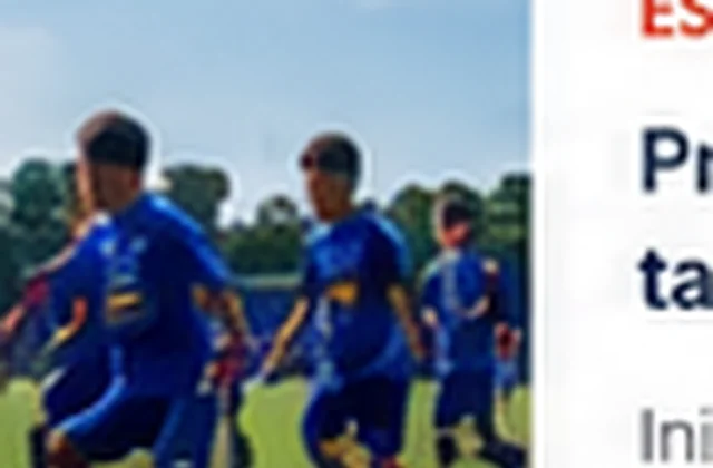 Crianças jogando futebol em campo de Embu das Artes