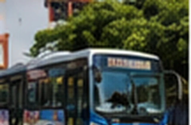 Ônibus urbano em rua de Embu das Artes